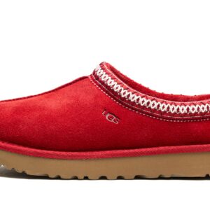 The Women’s Ugg Tasman “Samba Red” is the women’s sizing of the slip-on moccasin with a red suede appearance. Made for indoor or outdoor wear, the Ugg Tasman has a slipper-style design with a warm inner lining of plush sheepskin and upcycled wool. The upper features a shade of bright red called Samba Red on its suede design. An embroidered textile braid can be found around the collar. Ugg branding is seen on the lateral side. The EVA foam sole features a traction pattern outsole for grip on a variety of surfaces.