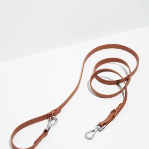 The perfect companion to the Wild One Collar. This small leash measures 4.25 ft long x 0.5 in wide A durable leash with two length options Made from flex-poly straps and sturdy hardware Ideal for easy temporary tie-up, quick shortleash adjustment, and everyday adventures The leash is dirt and odour resistant