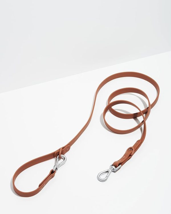 The perfect companion to the Wild One Collar. This small leash measures 4.25 ft long x 0.5 in wide A durable leash with two length options Made from flex-poly straps and sturdy hardware Ideal for easy temporary tie-up, quick shortleash adjustment, and everyday adventures The leash is dirt and odour resistant